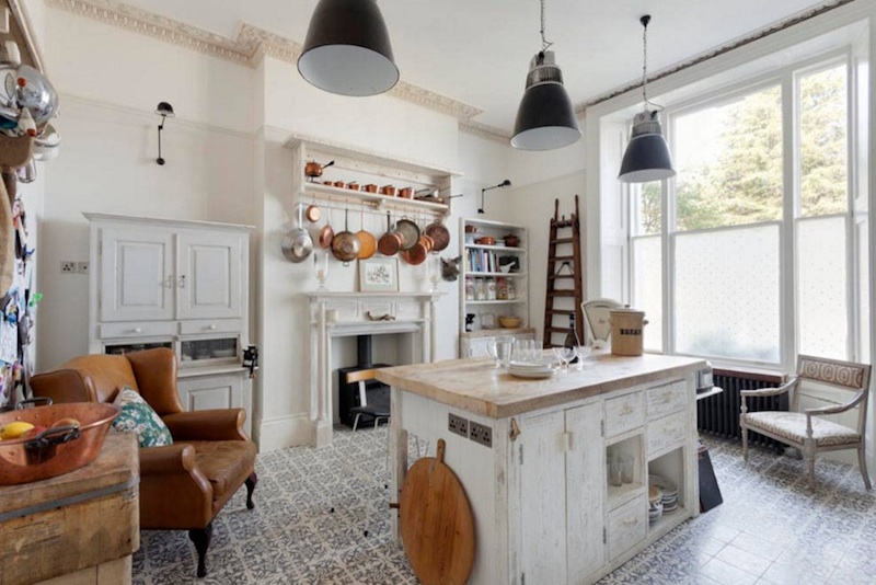 5 Cozy Country Kitchen Ideas - Venetian Plaster 